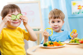 Comida de juguete para enseñar a los niños el valor de una dieta saludable